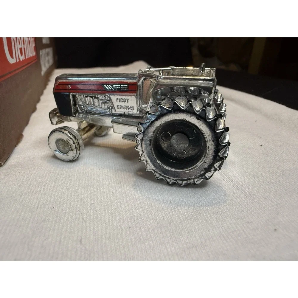 Scale Models 1/64 White Field Boss 2-135 Tractor First Edition 1985 Chrome